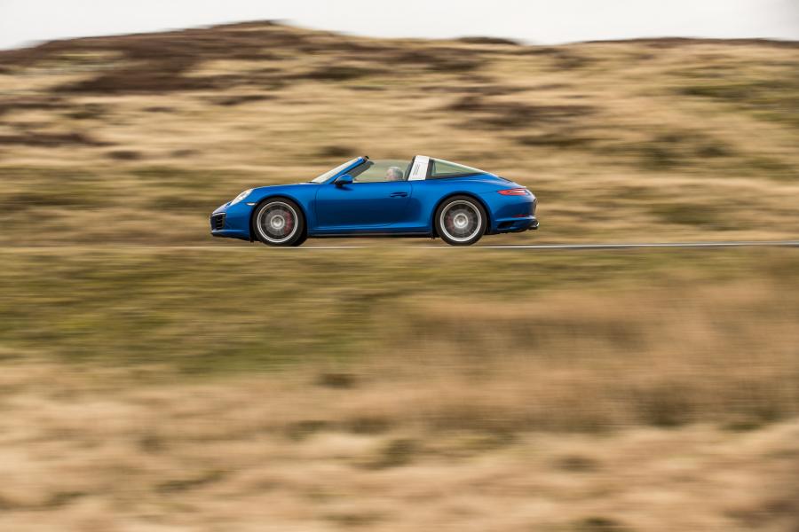  Porsche 911 Targa 4S 2016 года  (UK) (фото 18 из 40)